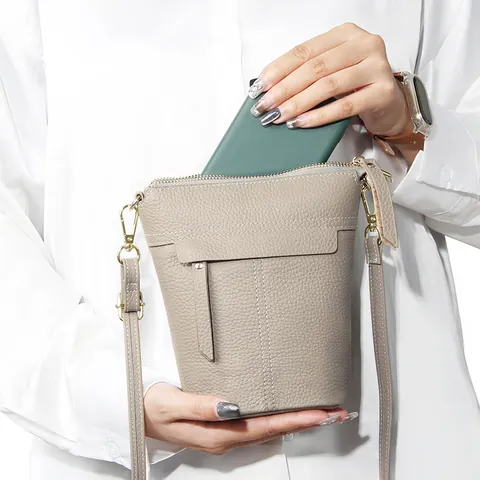 Echtes Kopfschicht Rindsleder Beuteltasche Damen Minimalistisch Kieselstruktur Umhängetasche Kontrastnähten