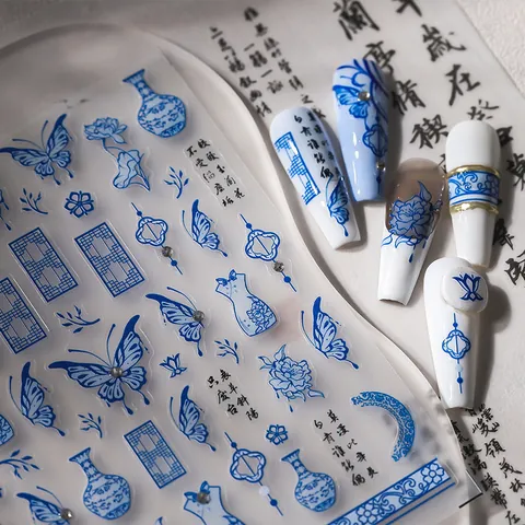 3D Geprägte Nagelaufkleber Im Chinesischen Blau-Weißen Porzellan-Stil Schmetterling Blumen Kalligraphie Design Mit Strass