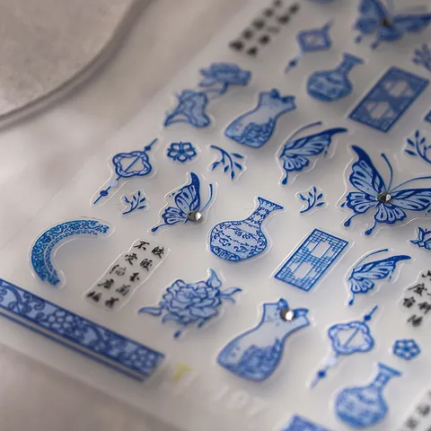 3D Geprägte Nagelaufkleber Im Chinesischen Blau-Weißen Porzellan-Stil Schmetterling Blumen Kalligraphie Design Mit Strass