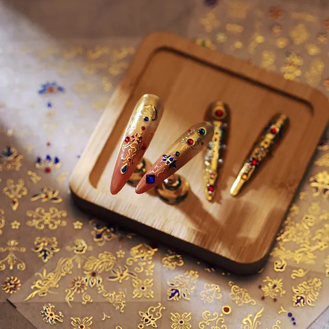 Retro Paleisstijl Goudfolie Reliëf Nagelstickers 3D Bloem Vlinder Patroon Zelfklevende Manicure Decoratie Voor Vrouwen
