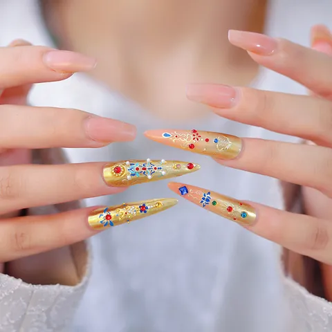 Retro Paleisstijl Goudfolie Reliëf Nagelstickers 3D Bloem Vlinder Patroon Zelfklevende Manicure Decoratie Voor Vrouwen