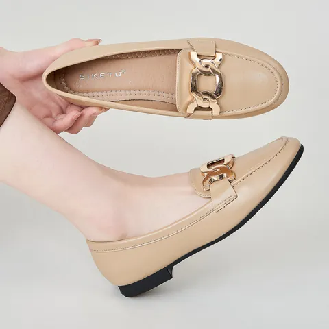 Women's Casual PU Leather Loafers With Metal Chain Buckle Comfortable Round Toe Flat Slip On Walking Shoes