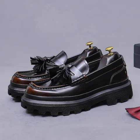 Mocassini da Uomo Vintage in Pelle Bovina di Primo Fiore Con Nappine Stile Britannico Suola Spessa Scarpe Eleganti Sfregati a Mano