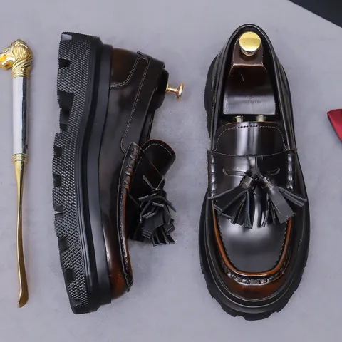 Mocassini da Uomo Vintage in Pelle Bovina di Primo Fiore Con Nappine Stile Britannico Suola Spessa Scarpe Eleganti Sfregati a Mano