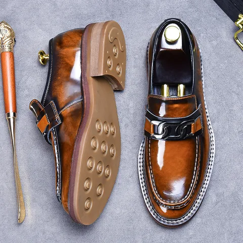 Mocassini Uomo in Vera Pelle Lucida Pelle Verniciata Scarpe Business Casual Stile Britannico Fibbia in Metallo Scarpe Eleganti