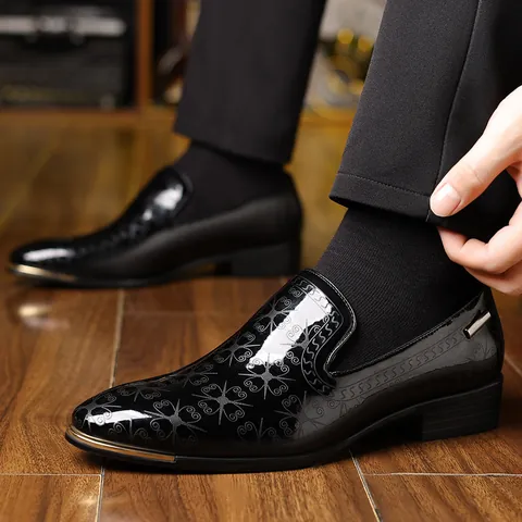 Men Business Patent Leather Loafers British Style Pointed Toe Formal Dress Shoes For Wedding Banquet Flower Pattern Slip-On