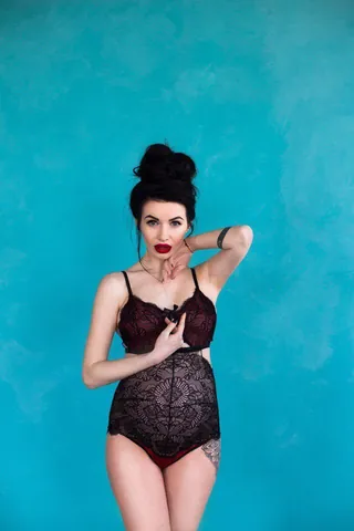 Body de Maternidad Sexy de Encaje para Mujer Contraste Rojo Negro Cuello en V Tirantes Finos Lazo Decorativo Top de Lencería Moldeador