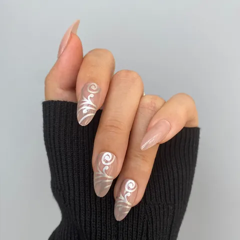 24 Pezzi Unghie Finte a Mandorla Base Nude Motivo a Vortice Argento Chic Lucide per Donna Quotidiano Festa Fai da Te Manicure