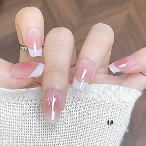 Unghie Finte Fatte a Mano con Fiocco Sfumato Rosa Nude Punte Francesi Bianche Corte Quadrate Stile Dolce per Donna Accessorio Manicure