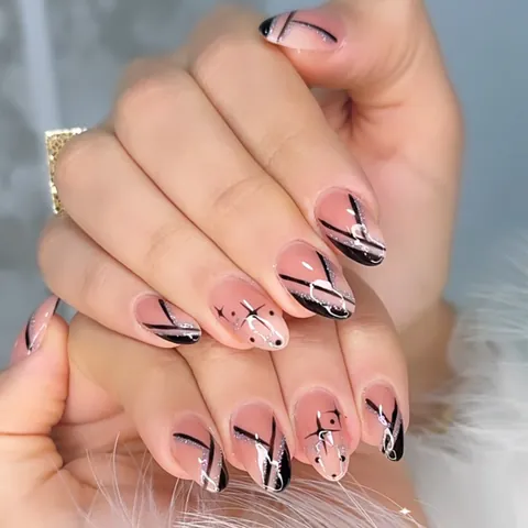 Unghie Finte a Mandorla Rosa Nudo Con Linee Geometriche Nere E Motivo a Stella Con Glitter Argento Per Donna