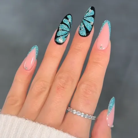 Uñas Postizas Stiletto de Moda Occidental Azul Rosa Brillo Patrón de Mariposa Punta Francesa Pedrería Hechas a Mano