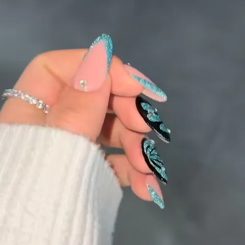 Uñas Postizas Stiletto de Moda Occidental Azul Rosa Brillo Patrón de Mariposa Punta Francesa Pedrería Hechas a Mano