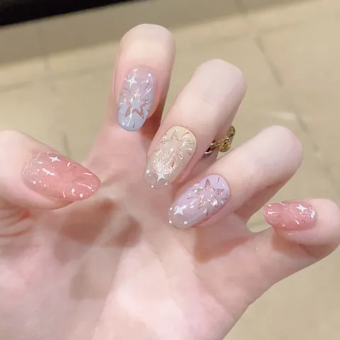Unghie Finte Macaron Sfumate con Brillantini a Stella Corte Ovali Dolce Sognanti per Donna Manicure Cielo Stellato