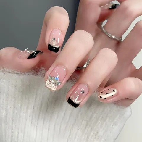 Eleganti Unghie Finte a Pressione Francesi Nero Oro Con Fiocco In Strass Motivo a Cuore Resina ABS Fatto a Mano Unghie di Lusso Per Donna