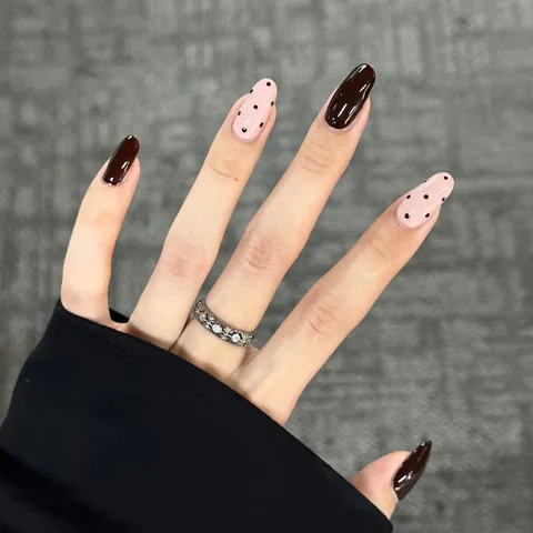 Unghie a Pressione Ovali Medie Autunno Inverno Marrone Scuro Rosa Chiaro Design a Pois Unghie Finte Artificiali in Resina ABS