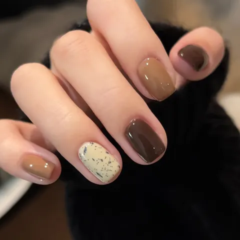 Unghie Finte Corte Marroni e Bianche Effetto Inchiostro Lucide Autunno Inverno Unghie Artificiali per Donna Manicure Fai da Te Quotidiana