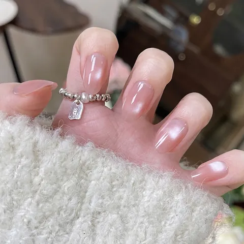 Ensemble de Faux Ongles à Coller Rose Nude Oeil de Chat Résine ABS Ongles Ovales pour Femmes Manucure Élégante