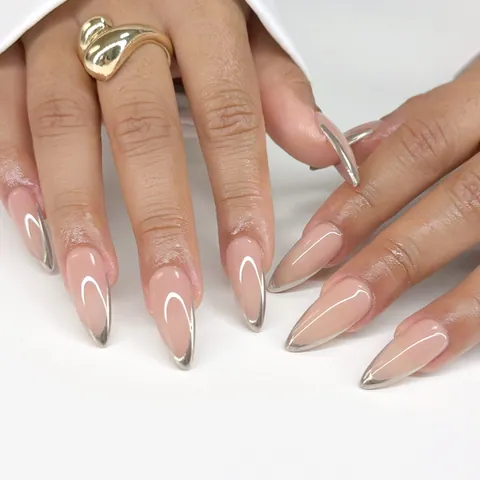 Unghie a Pressione con Punta Francese Forma a Mandorla Rosa Nudo Lucide Unghie Finte con Bordo Metallico Argento Unghie Artificiali Riutilizzabili per Donna