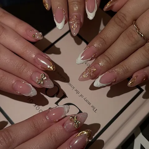 Uñas Postizas de Presión Estilo Francés Rosa Oro Brillo Con Flores en Relieve 3D Lazo Manicura de Lujo Para Mujer