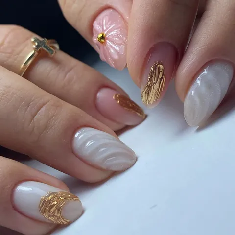 Elegant French Style Press On Nails With 3D Floral Gold Foil Shell Texture Pink Milky White Gold Painted Fake Nail Tips