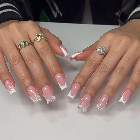 Unghie Finte Press On Stile Francese Bordo Bianco Fiori Strass Forma a Bara Lunga Con Accenti Floreali 3D e Künstliche Perle per Donna