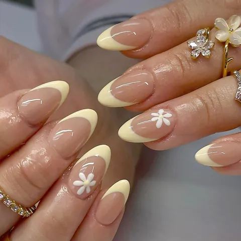 French Almond Press On Nails Nude Color With Pale Yellow Edge White Daisy Floral Patterns Artificial Fake Nails For Women Daily Manicure