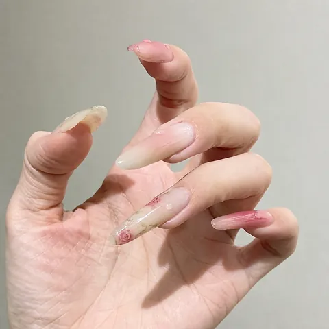 Faux Ongles Amande Longue Dégradé Rose Motif Rose Avec Gouttes d'Eau 3D Perles Brillant Réutilisable Manucure Professionnelle