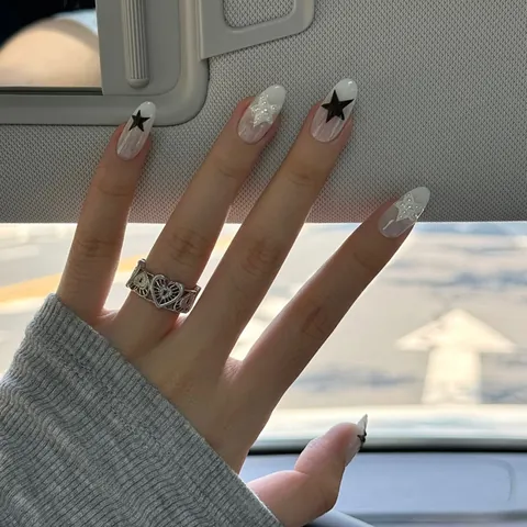 Unghie Finte Sfumatura Rosa Nudo Con Perla Artificial 3D Motivo Stella Nera Ovali Fatte a Mano Stile Dolce Cool Moda Donna