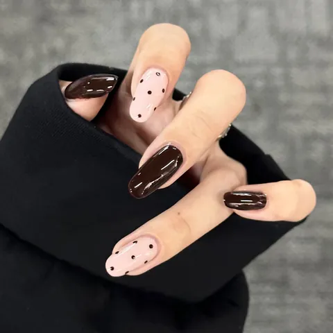 Unghie a Pressione Ovali Medie Autunno Inverno Marrone Scuro Rosa Chiaro Design a Pois Unghie Finte Artificiali in Resina ABS