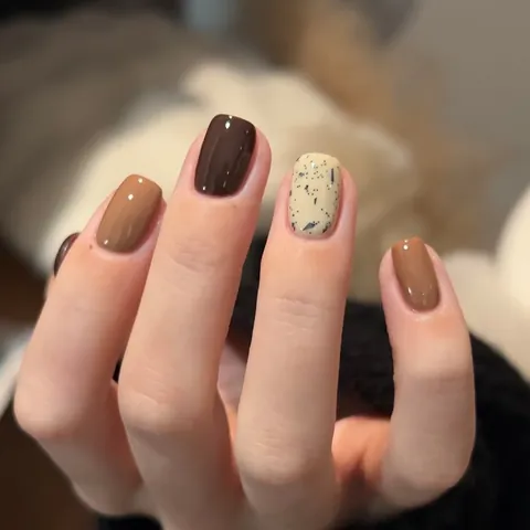 Unghie Finte Corte Marroni e Bianche Effetto Inchiostro Lucide Autunno Inverno Unghie Artificiali per Donna Manicure Fai da Te Quotidiana
