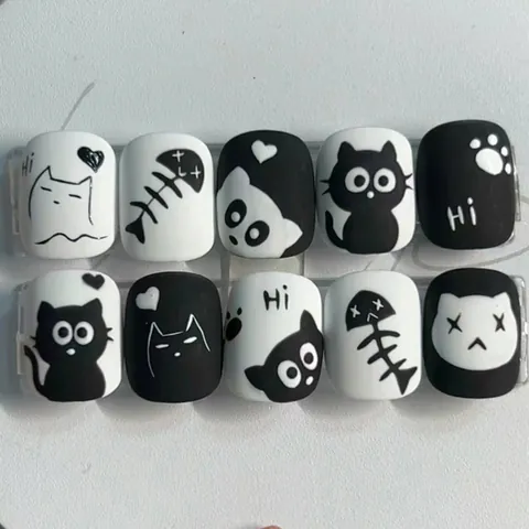 Faux Ongles à Presser pour Enfants Noir Blanc Chat de Dessin Animé Arête de Poisson en Résine ABS Faux Ongles pour Filles Manucure DIY