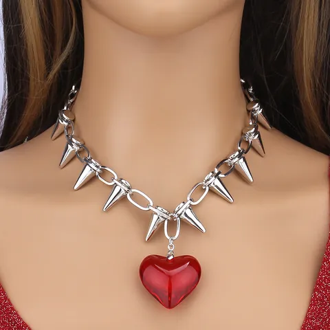 Collana Choker Punk Gotica in Lega d'Argento Con Borchie e Grande Pendente a Cuore in Resina Gioielli Donna