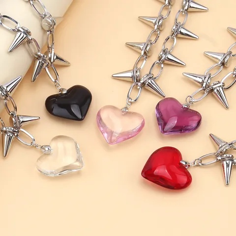 Collana Choker Punk Gotica in Lega d'Argento Con Borchie e Grande Pendente a Cuore in Resina Gioielli Donna
