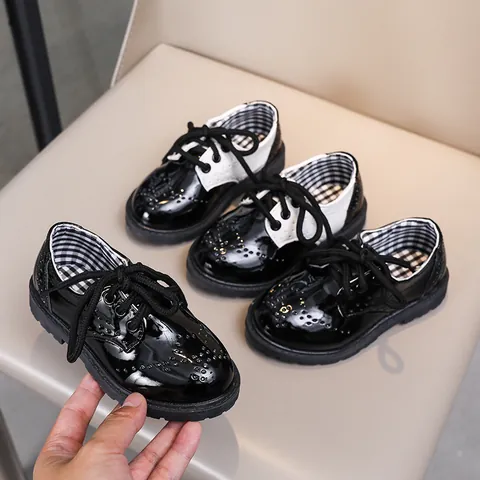 Scarpe Brogue in Pelle Verniciata in Stile Britannico per Bambini Ragazzi Ragazze Scuola Prestazione Formale Oxford Piatti