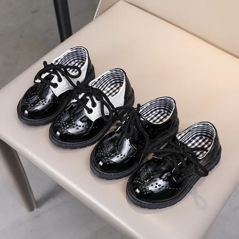Scarpe Brogue in Pelle Verniciata in Stile Britannico per Bambini Ragazzi Ragazze Scuola Prestazione Formale Oxford Piatti