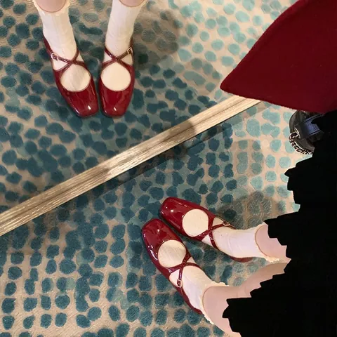 Vintage Square Toe Mary Jane Flats Women Glossy Patent Leather Cross Strap Buckle Low Heel Wedding Party Dress Single Shoes