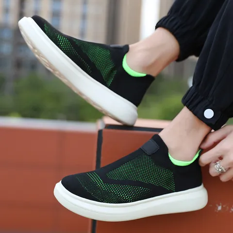 Hommes Femmes Slip On Chaussures de Course Léger Respirant Flyknit Mesh Casual Marche Sneakers Grande Taille Chaussures de Sport