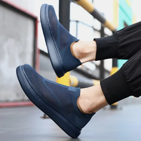 Hommes Femmes Slip On Chaussures de Course Léger Respirant Flyknit Mesh Casual Marche Sneakers Grande Taille Chaussures de Sport