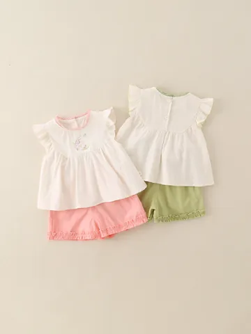 Süßes Sommerbekleidungsset Für Mädchen Flatterärmel-Top Mit Blumenstickerei Und Shorts Mit Elastischem Bund Outfit