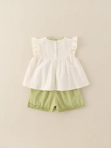 Süßes Sommerbekleidungsset Für Mädchen Flatterärmel-Top Mit Blumenstickerei Und Shorts Mit Elastischem Bund Outfit
