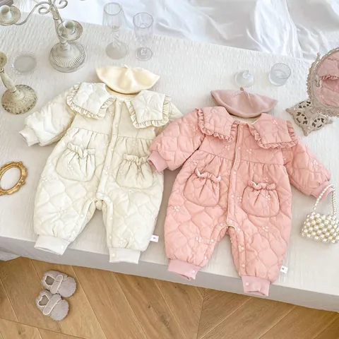 Pagliaccetto Invernale Trapuntato per Neonata Tuta Imbottita con Ricamo Floreale Colletto con Volant e Cappello Abbigliamento