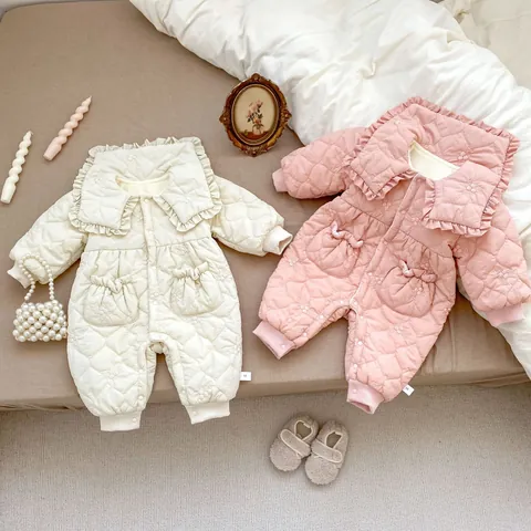 Pagliaccetto Invernale Trapuntato per Neonata Tuta Imbottita con Ricamo Floreale Colletto con Volant e Cappello Abbigliamento