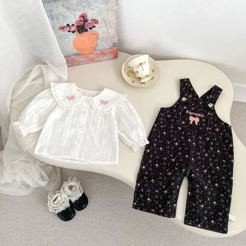 Conjunto de Dos Piezas de Overol Floral para Bebé Niña y Camisa Blanca de Manga Larga con Cuello de Volantes de Algodón