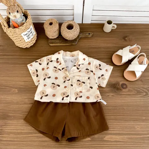 Completo 2 Pezzi in Cotone per Bambini Estivi Camicia a Maniche Corte con Stampa di Cani Carini e Pantaloncini Marroni
