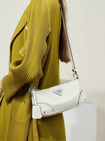 Borsa Sottobraccio in Vera Pelle da Donna Primo Strato di Pelle di Vacchetta Baguette Tracolla Con Decoro in Metallo Triangolo