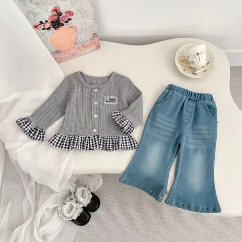 Meisjes Casual Katoenen Gebreid Vest En Denim Uitlopende Broek Geribbelde Trui Gingham Ruche Zoom Lichtblauwe Wijde Jeans