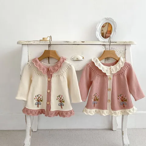 Baby Meisjes Retro Katoenen Gebreid Vest Met Bloemenborduurwerk Ruffle Revers Lange Mouw Lente Herfst Bovenkleding
