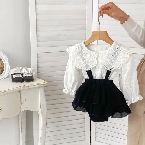 Koreaanse Stijl Baby Meisjes Katoenen Kleding Set Wit Borduurwerk Kant Kraag Overhemd Zwarte Bretels Broek Outfit