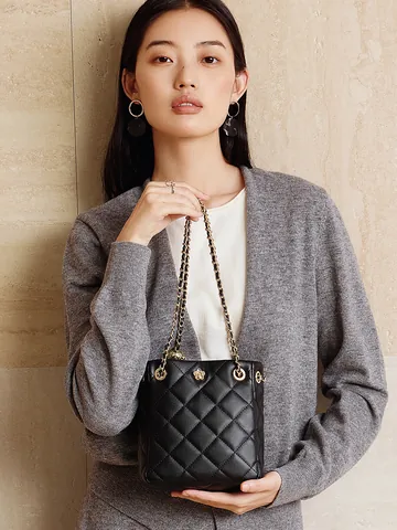 Borsa a Secchiello Trapuntata in Vera Pelle da Donna Con Tracolla a Catena in Metallo Logo a Fiore Moda Tracolla Spalla