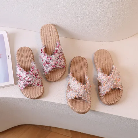 Claquettes à Sangles Croisées Style Fairy Femmes Enfants Semelle en Corde de Chanvre Tissée Sandales de Plage à Paillettes et Peluche Chaussures d'Été Décontractées